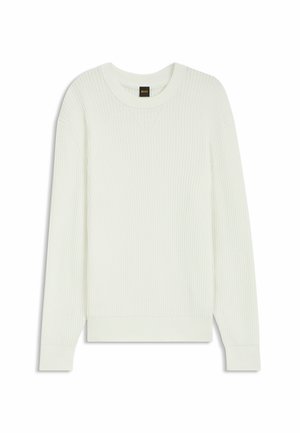 Vit stickad tröja med ribbad textur, rund halsringning och långa ärmar med åtsittande mudd. Ren, minimal design utan utsmyckningar.