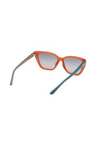 Occhiali da sole cat-eye arancioni con lenti sfumate, aste turchesi con un motivo testurizzato; montatura in plastica lucida.