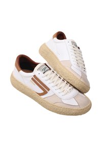 Sneaker bianchi e beige con una suola in gomma naturale testurizzata, dettagli in pelle marrone e un classico design con lacci.