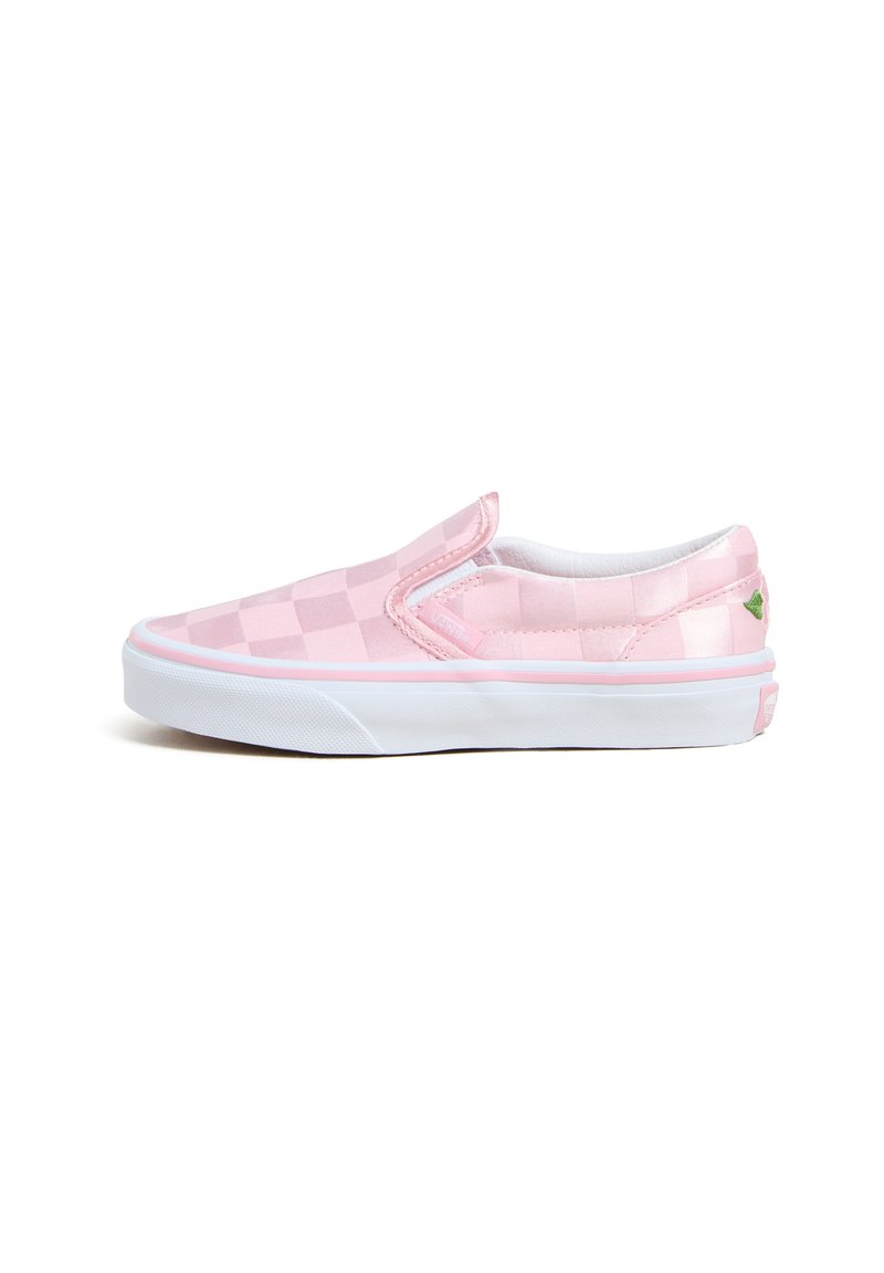 Roze instapsneakers met een ruitpatroon, een gladde textiel bovenkant, een witte rubberen zool en een subtiele groene logo-accent nabij de hiel.