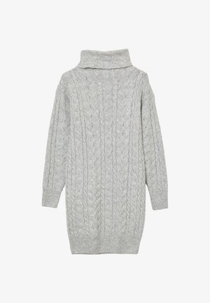 Hellgraues, kabelstrickiges Rollkragenkleid mit langen Ärmeln sowie gerippten Bündchen und Saum, flach auf weißem Hintergrund ausgelegt.