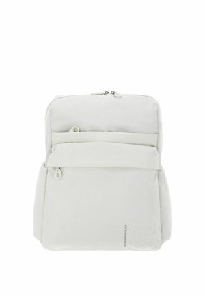 Sac à dos blanc texturé avec plusieurs compartiments zippés et une sangle réglable. Présente un marquage discret sur le côté.