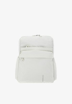 Sac à dos blanc texturé avec plusieurs compartiments zippés et une sangle réglable. Présente un marquage discret sur le côté.