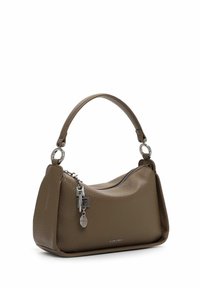 Brūna teksturēta ādas soma ar īsu rokturi, sudraba rāvējslēdzēju un dekoratīvām sudraba kulonēm, kas karājas uz ķēdītes.