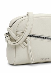 Borsa a tracolla bianca in pelle con superficie texturizzata, hardware in argento e tasca con zip. Tracolla regolabile con dettaglio annodato.