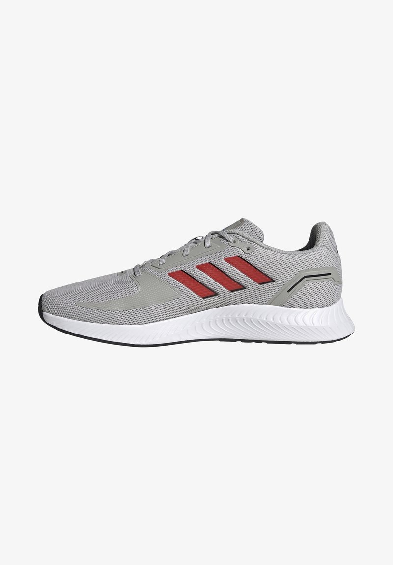 Chaussure de course grise avec des rayures rouges, semelle blanche texturée et dessus en mesh, vue de côté sur fond blanc.