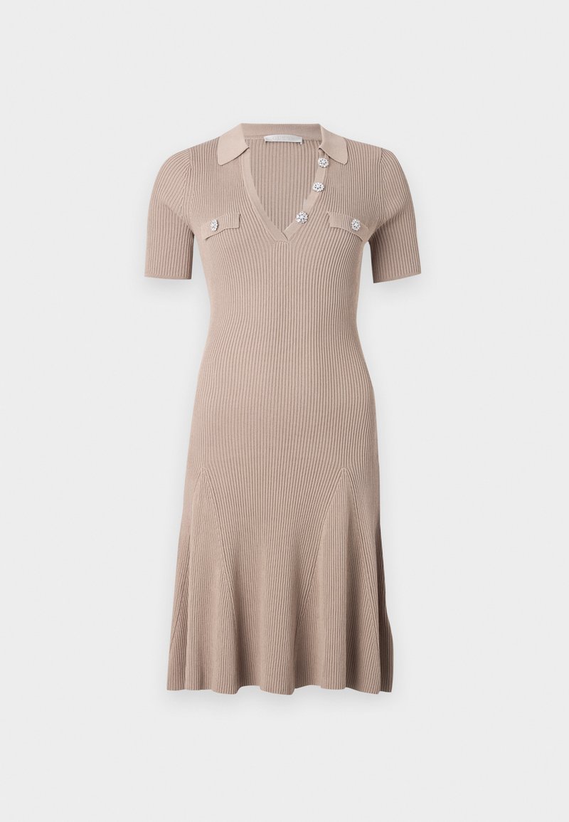 Abito in maglia di un beige chiaro, con scollo a V, maniche corte e bottoni decorativi. Orlo svasato con texture a righe verticali e tasche frontali.