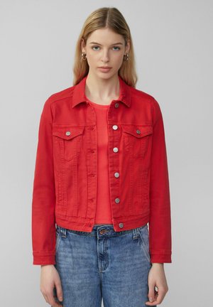 Veste en denim rouge avec boutons sur le devant, deux poches poitrine et manches longues. Associée à une chemise rouge. Possède une coupe structurée et des détails de décoloration légère.
