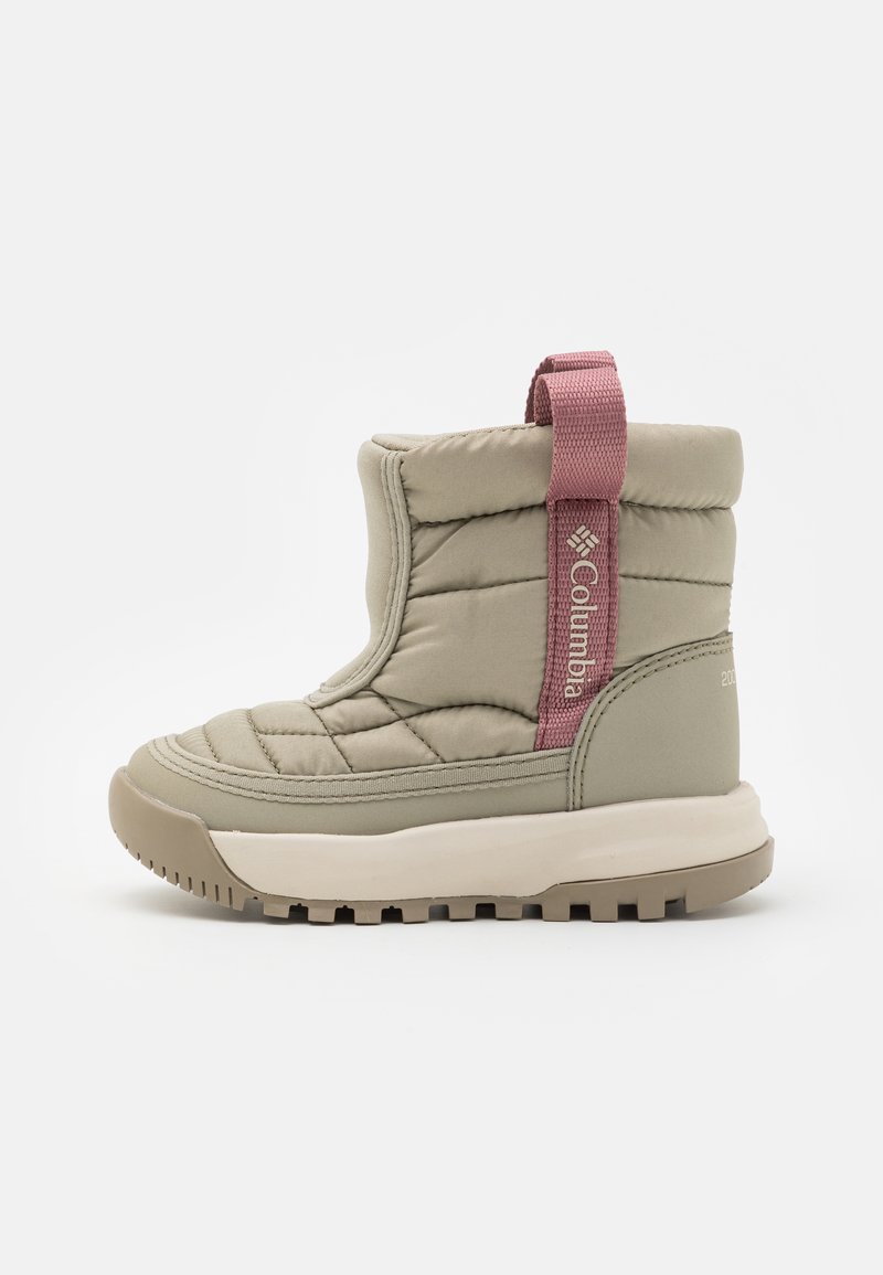 Botín de tobillo aislado en color beige con textura acolchada, suela de goma y una pestaña rosa, con el logotipo de Columbia en el costado.