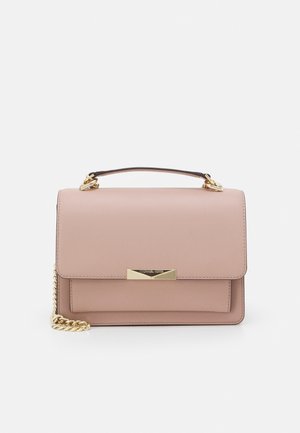 Roze nep leren handtas met een gouden metalen sluiting, ketting en leren schouderband, met een gestructureerd ontwerp en een voorvak. Gladde textuur.