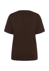 Haut en maille marron foncé à manches courtes avec un col rond et un ourlet droit, vu de dos sur fond blanc.