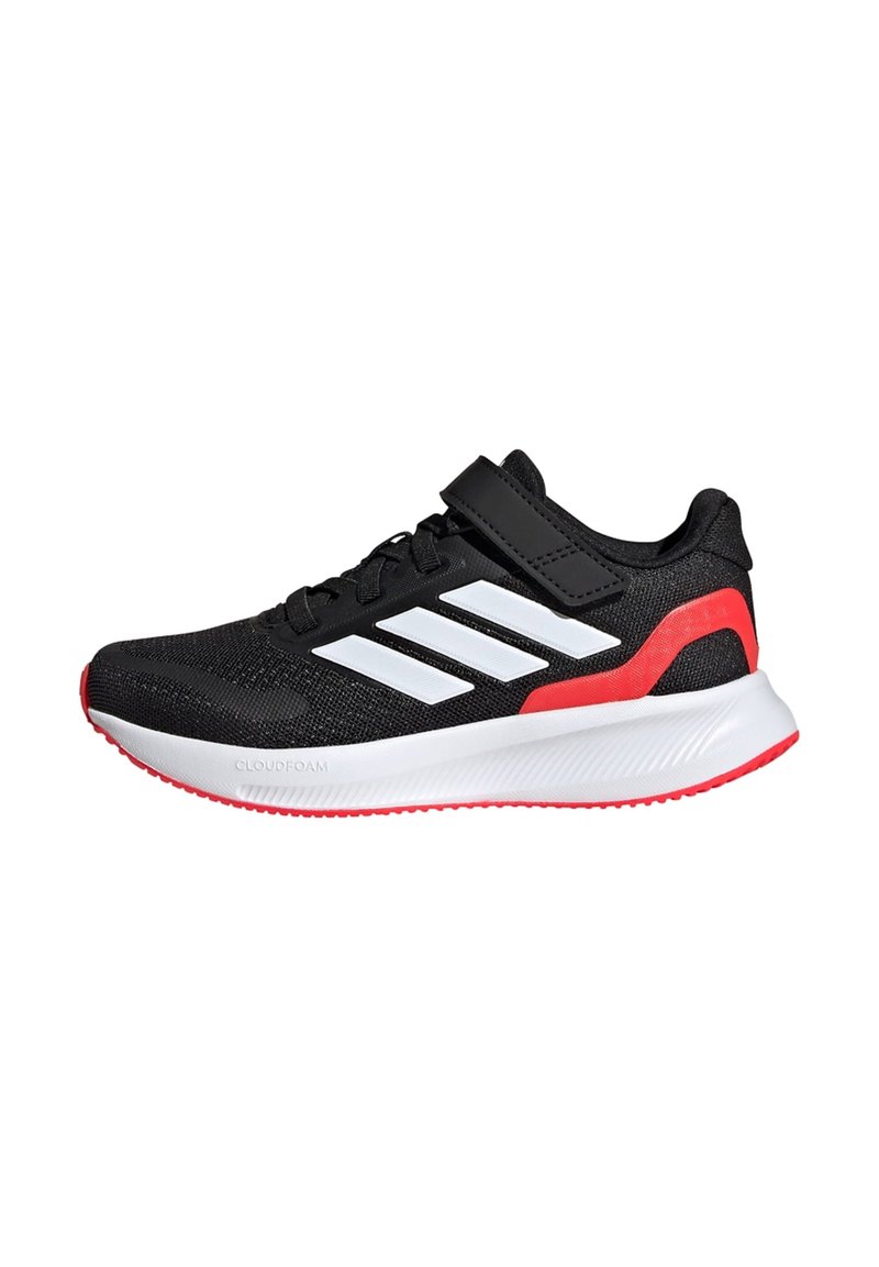Baskets de sport noires avec des rayures blanches, des accents rouges, une tige texturée, un col rembourré et une semelle en caoutchouc avec la marque Cloudfoam.