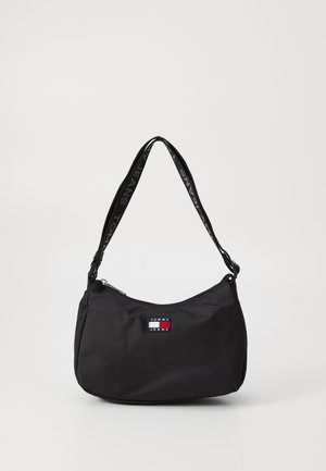 Svart nylon axelväska med en böjd form, som har dragkedjestängning, justerbar rem och en framträdande logolapp i rött, vitt och blått.