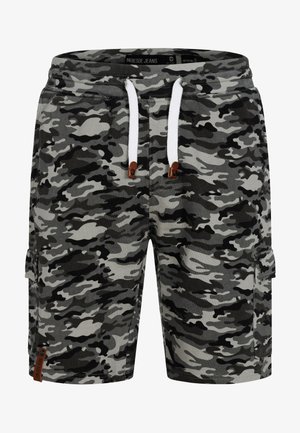 Herremote camo cargoshorts med hvit snor, elastisk midjebånd, sidelommer og brun merkelapp nederst på venstre ben.