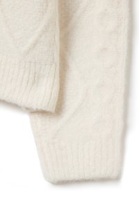Cremfarbener Strickpullover mit einer strukturierten, flauschigen Oberfläche. Verfügt über gerippte Bündchen und gemusterte Details am Körper. Weiches und warmes Material.