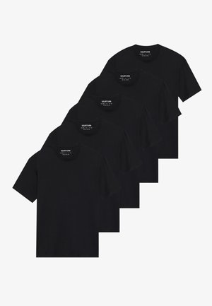 Fünf schwarze Baumwoll-T-Shirts, die in einer versetzten Formation angeordnet sind. Jedes hat einen runden Halsausschnitt und kurze Ärmel ohne sichtbare Muster.