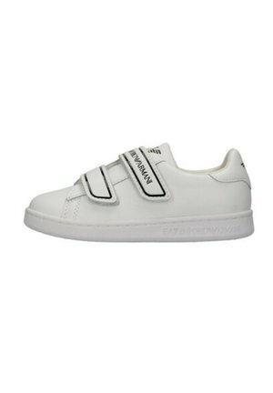 Sneaker bianca bassa con due strisce in velcro bordate di nero e marchio a rilievo sul lato e nella zona del tallone.