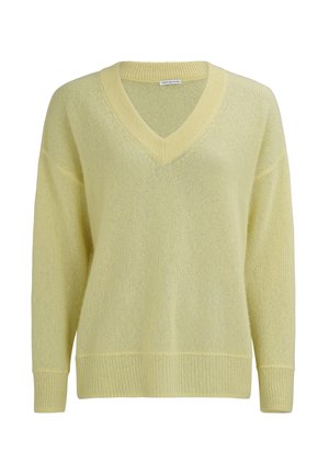 Pull en maille jaune clair à manches longues avec col en V et poignets et ourlet côtelés, présenté sur fond blanc uni.