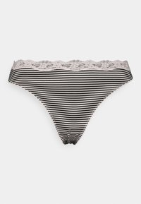 Gestreepte zwart-witte string met een zachte roze kant tailleband en stikdetails. Gemaakt van rekbaar materiaal voor comfort.