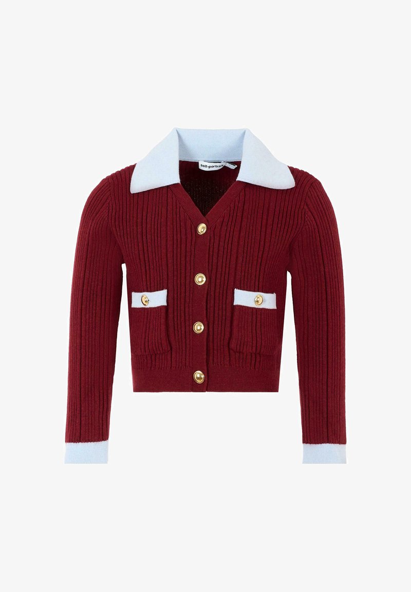 Czerwony kardigan z prążkowanej tkaniny, z długimi rękawami, jasnoniebieskim kołnierzykiem i mankietami, wykorzystujący złote guziki oraz dwa przednie kieszenie z kontrastującą lamówką.