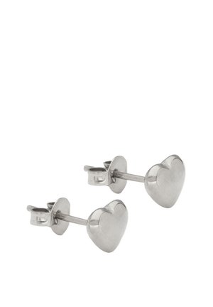 Para małych srebrnych kolczyków na sztyft z wypolerowanymi, sercowatymi frontami i zapięciami w formie motylków.