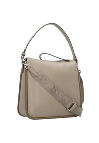 Beige Lederhandtasche mit strukturierter Form, ausgestattet mit einem abnehmbaren Schulterriemen mit geprägter Markenkennzeichnung und silberfarbigen Hardware-Akzenten.