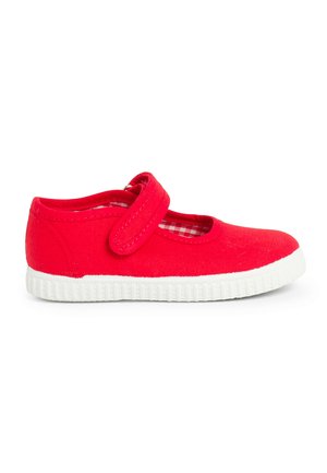 Rode canvas sneaker met een witte rubberen zool. Voorzien van een sluitingstrap en een geruite binnenvoering. Laag profiel, afgeronde tekening.