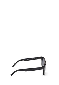 Occhiali da sole neri con montatura quadrata, lenti polarizzate e bracci eleganti. I dettagli notevoli includono parti metalliche e una finitura opaca.