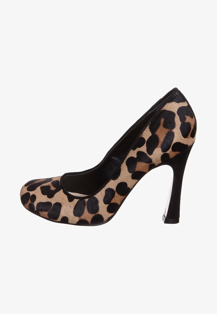 Chaussure à talon haut en imprimé léopard avec des accents noirs. Fabriquée en matériau texturé, elle présente un bout pointed et un talon aiguille élancé.