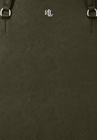 Saco tote verde escuro feito de material texturizado, com um logótipo prateado centrado "RLL" e duas alças pretas com acabamento prateado.
