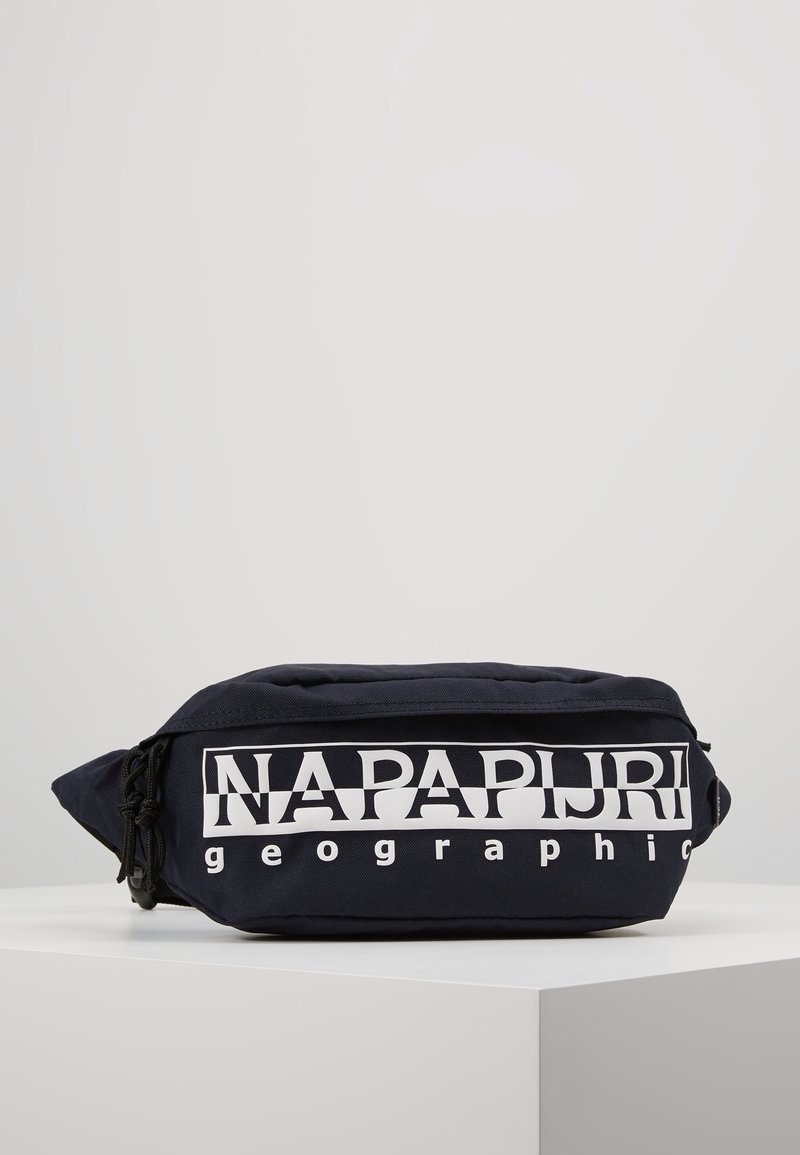 Borsa a vita nera rettangolare con il logo "NAPAPIJRI geographic" in testo bianco sulla parte anteriore, poggiata su una superficie bianca.
