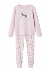 Hellrosa Pyjamaset mit einem Langarmoberteil, das eine Pferde-Grafik und den Text "Sei furchtlos" zeigt, kombiniert mit gemusterten Hosen, die Pferde darstellen.