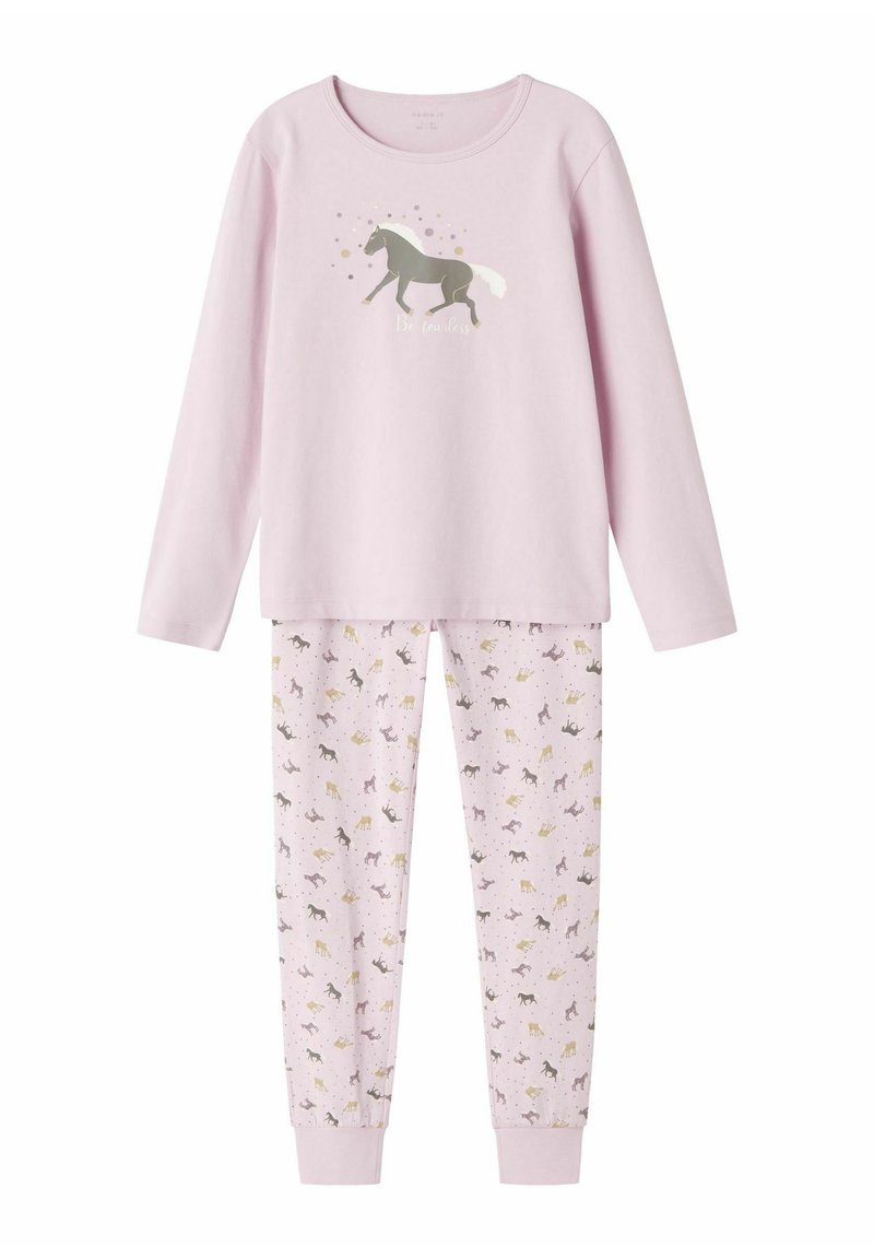 Hellrosa Pyjamaset mit einem Langarmoberteil, das eine Pferde-Grafik und den Text "Sei furchtlos" zeigt, kombiniert mit gemusterten Hosen, die Pferde darstellen.