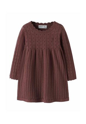 Robe bébé tricotée à manches longues en rose poudré avec bords festonnés et détails ajourés en forme de cœur, fermeture par bouton à l'épaule.