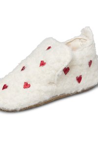 Pantofole bianche pelose con cuori ricamati rossi e una suola morbida, progettate per il comfort e l'uso domestico.