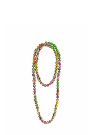 Collana lunga con perle tonde e multicolori con motivi verdi, gialli, rosa e a righe, disposte ad anello su sfondo bianco.