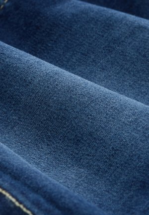 Tmavě modrý džínový materiál s hladkou strukturou, viditelným tkaním a jemným strečovým efektem. Má nepatrné švy podél okrajů.
