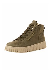Baskets montantes vert olive avec une tige texturée, détails de fermeture éclair dorée et une épaisse semelle en caoutchouc beige présentant des rainures horizontales.