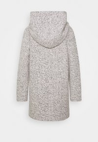 Šedý texturovaný kabát s kapucí, dlouhými rukávy a siluetou až ke kolenům, zdobený tečkovaným vzorem. Tkanina se zdá být měkká a teplá.