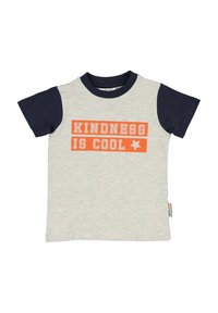 Lys grå bomulds-t-shirt med marineblå korte ærmer, med teksten "VENLIGHED ER SEJT" i orange med en stjerneaccent.