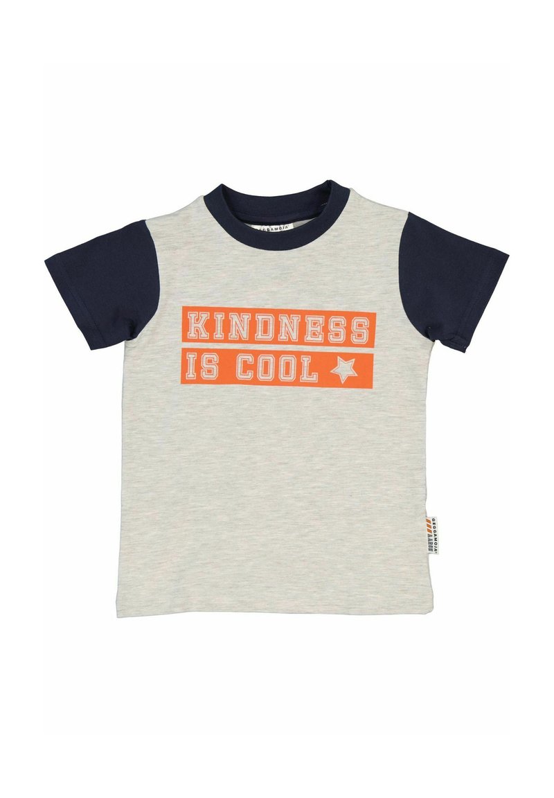 Lys grå bomulds-t-shirt med marineblå korte ærmer, med teksten "VENLIGHED ER SEJT" i orange med en stjerneaccent.