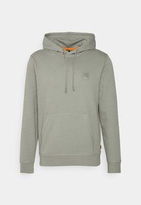 Sudadera gris con capucha hecha de tela suave, con un bolsillo delantero tipo canguro, cordones ajustables y un pequeño logo en el pecho.