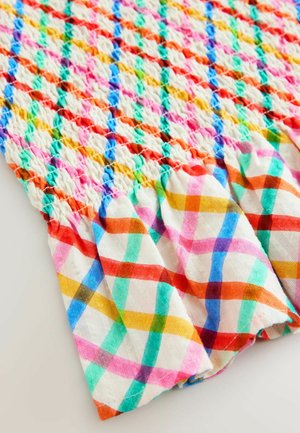 Buntes, gerafftes Stoffstück mit einem Rautenmuster in Rosa-, Orange-, Grün-, Blau- und Gelbtönen; entlang der Kante mit Raffung versehen.