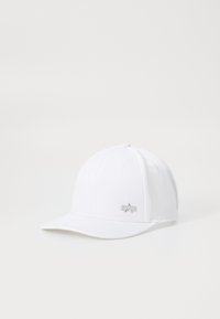 Cască de baseball albă cu o pandă curbată, având un accent de logo argintiu pe față și panouri din țesătură texturată. Design simplu și curat.