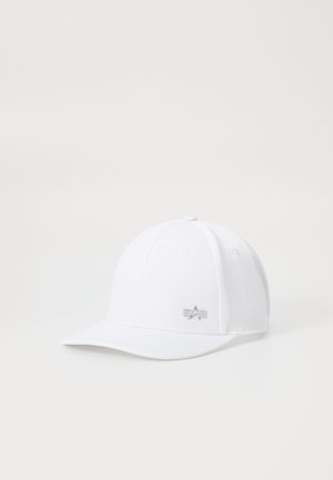 Casquette de baseball blanche avec une visière courbée, arborant un accent logo argenté à l'avant et des panneaux en tissu texturé. Design simple et épuré.