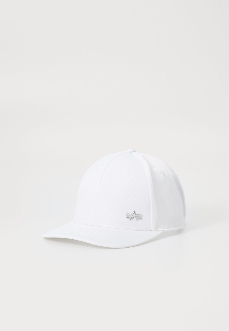 Cască de baseball albă cu o pandă curbată, având un accent de logo argintiu pe față și panouri din țesătură texturată. Design simplu și curat.
