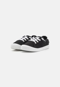 Schwarze Leinensneaker mit weißen Schnürsenkeln und Gummisohlen. Besitzt Metallösen und eine strukturierte Oberfläche, was ein lässiges Design bietet.