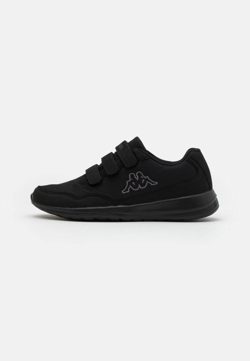 Chaussure de sport noire avec trois sangles à crochets et boucles et un logo gris représentant deux figures assises sur le côté.
