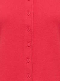 Czerwony dzianinowy kardigan o gładkiej fakturze, z rzędem sześciu dopasowanych różowych guzików oraz centralnym szwem.