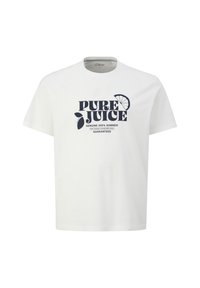 Witte katoenen t-shirt met een gedurfde marineblauwe opdruk dat "PURE JUICE" leest, vergezeld van een citroenschijf grafiek, korte mouwen en een losse pasvorm.